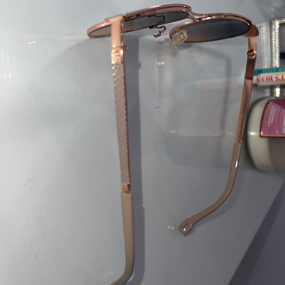 Glasses - Picture 3 of 4